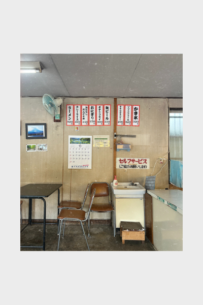 入口にある休憩処。 年季の入ったトタンの建物も、色あせた看板も、当時のままの顔をしている。 「懐かしさ」より先にきたのは、ちょっとした興奮だった。 中では、地元のお母さんたちが変わらない雰囲気で出迎えてくれて、 なんとなく「久しぶりです」って言いそうになる。