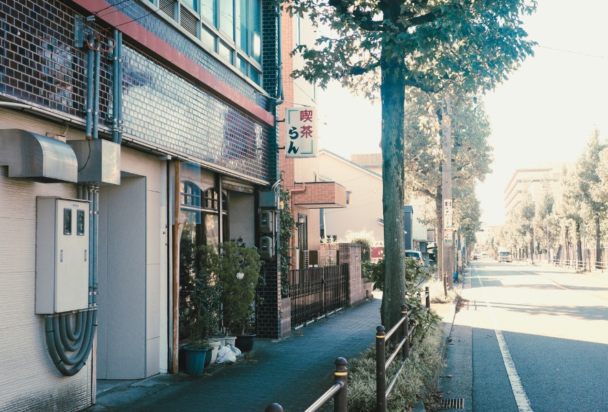 名古屋市千種区の「喫茶らん」の外観。道路沿いに掲げられた看板と昭和の建物。