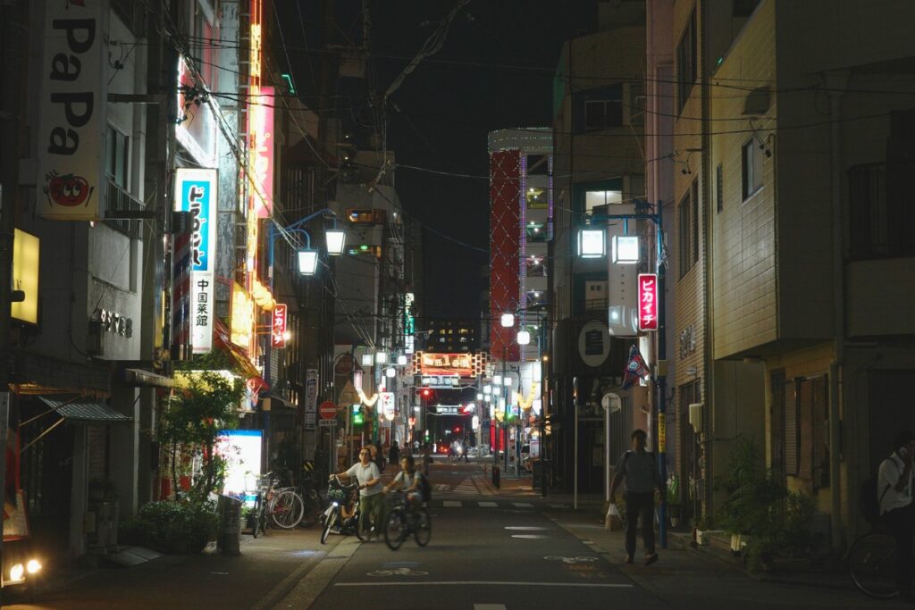 名古屋・今池の夜の商店街。せんべろ元気がある街並みには、ネオンと人の往来が混ざり合い昭和レトロと新しさが共存している