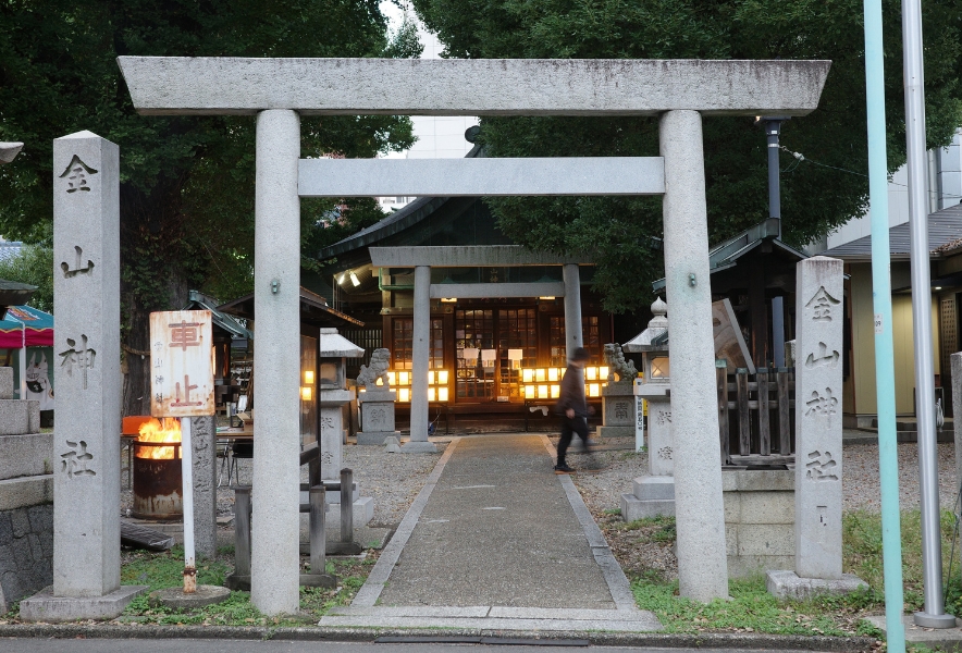 金山神社の鳥居と社殿の夕景。地元の人々が集う金山南の象徴的な場所で、King焼きそばの羽鳥さん(King Papa)も地域の催しをここで行っている。