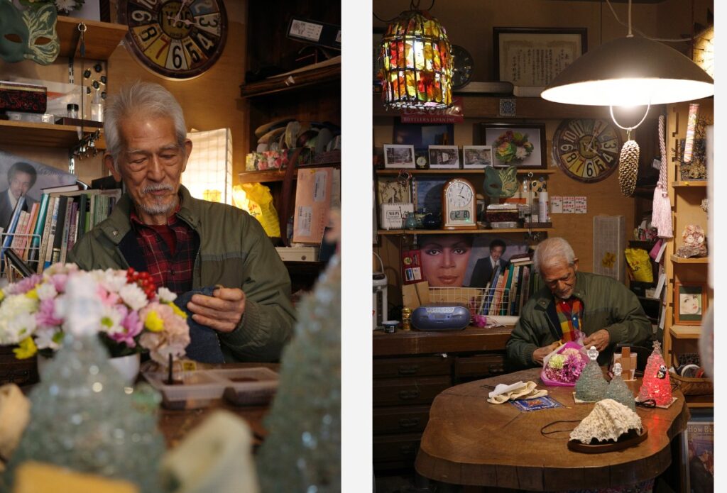 名古屋市千種区の花と雑貨の店 flolla flore 店内で、店主・玉木さんが花と手作り雑貨に囲まれながら作業する様子。