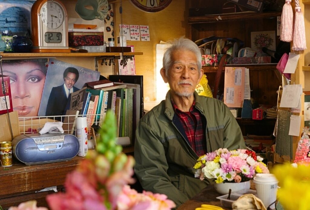 名古屋市千種区下方町 flolla flore 店主・玉木さんと店内の花と雑貨。
