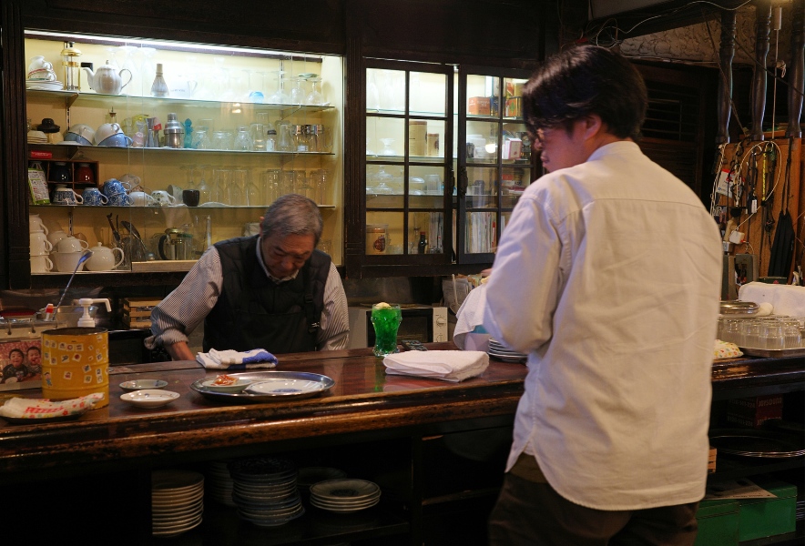 喫茶ミハルのカウンターで働く店主と息子、名古屋・笠寺で続く喫茶店の継承