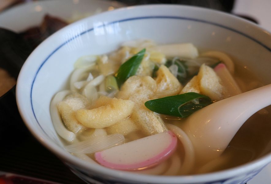 揚げと蒲鉾がのるやさしい味のしのだうどん|名古屋 仲田本通 森川屋
