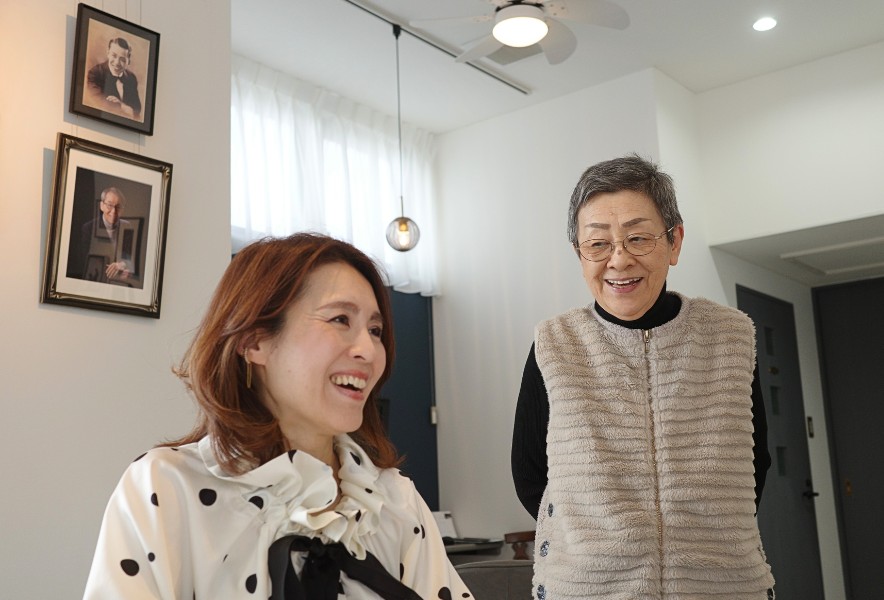 モナミ写真館で笑顔を見せる兵藤ゆきえさんとお母さん。代々続く写真館の温かな空気が感じられる一枚。