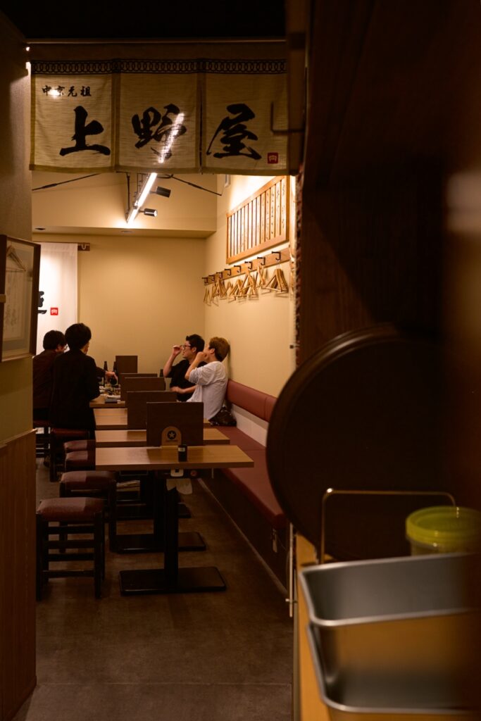 名古屋市円頓寺商店街 上野屋 店内で過ごす客の様子