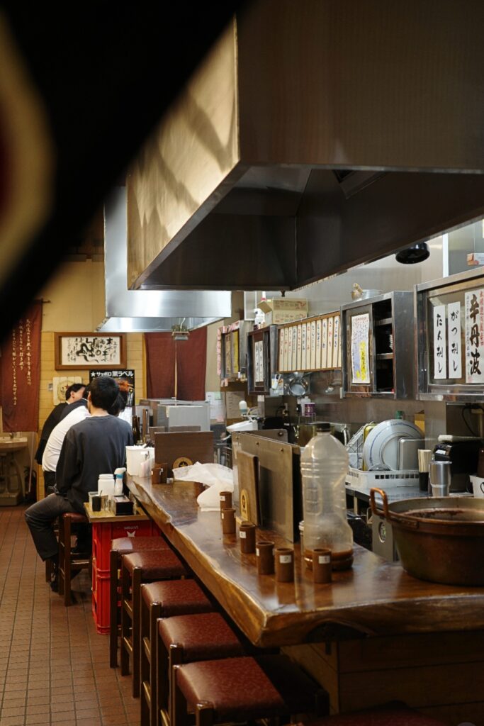 名古屋市円頓寺商店街 上野屋 カウンターと厨房の風景