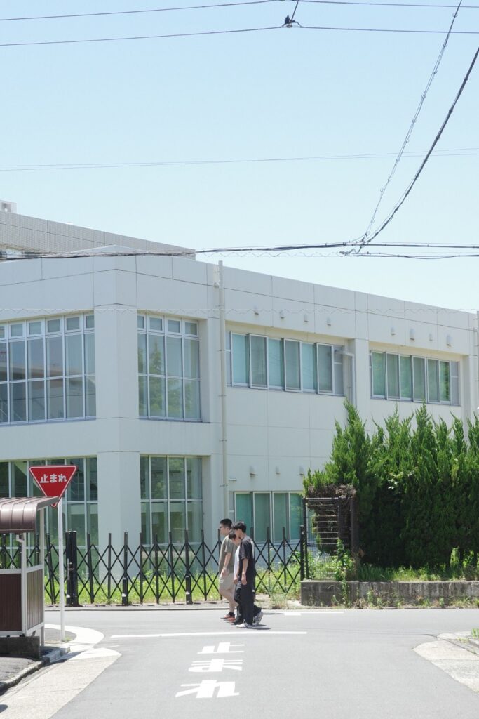 名古屋工業大学近くの住宅街を歩く学生たち。初夏の昼下がりの風景