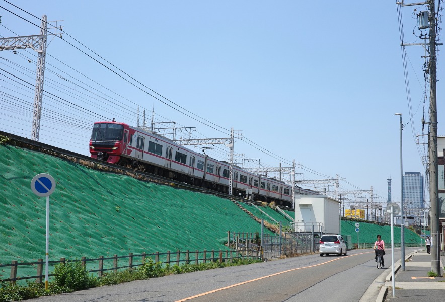 中川運河と松重閘門、名古屋駅方面の街並みが映る水辺の景色