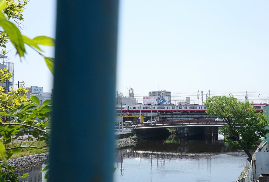 中川運河沿いを走る名鉄電車と初夏の青空