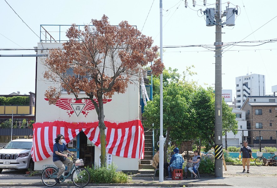 中川運河沿いにある運河の森ギャラリー入口と寄席の日の様子