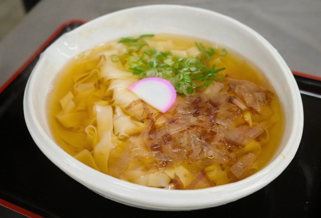 設市場の麺家りつで提供される、薄くひらひらとした麺が特徴のきしめん