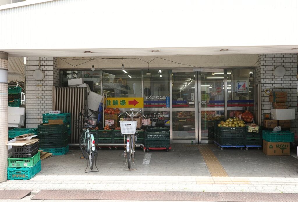 名古屋・東区に残る徳川公設市場の入口。野菜箱や自転車が並ぶローカルな市場風景