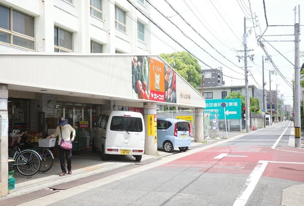 東区の住宅街に佇む徳川公設市場。生活感の残る市場と周辺の街並み