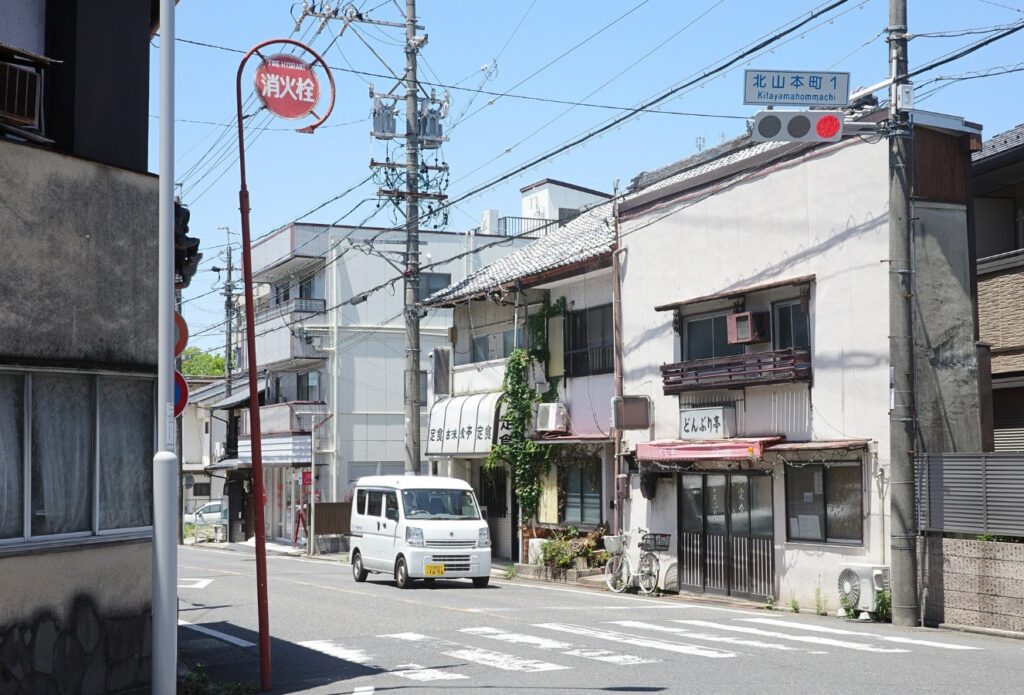 北山本町一丁目交差点に佇むどんぶり亭。住宅街に溶け込む名工大近くの定食屋