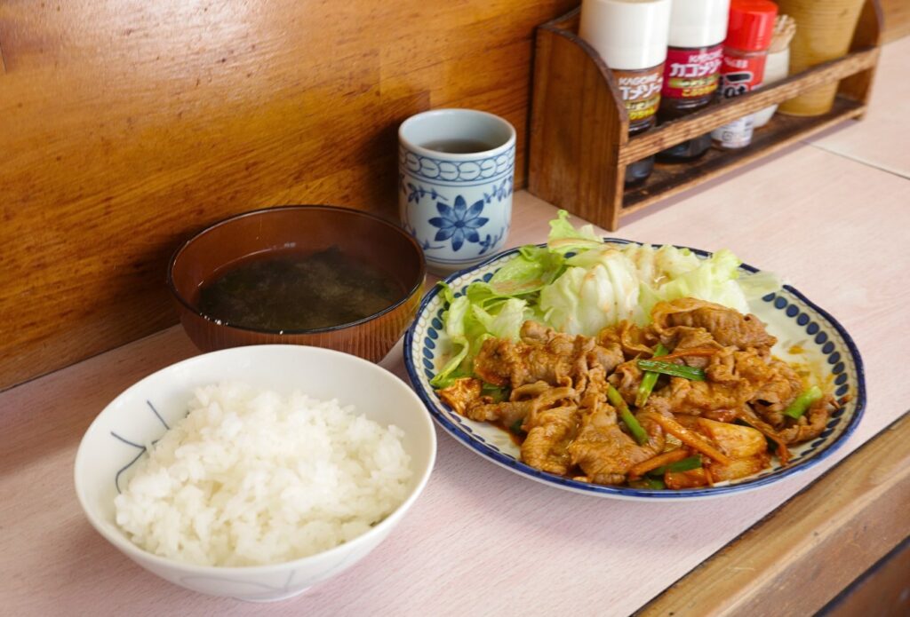 どんぶり亭の豚キムチ定食。ご飯と味噌汁が付いた名工大生に愛された人気メニュー
