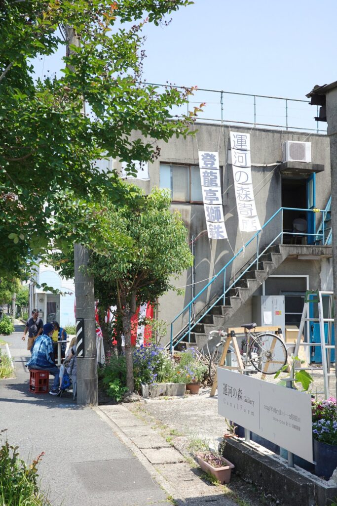 運河の森ギャラリー前を自転車が通り過ぎる中川運河沿いの午後