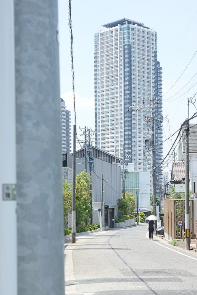 池下の住宅街越しに見える高層タワーマンションと初夏の空気感