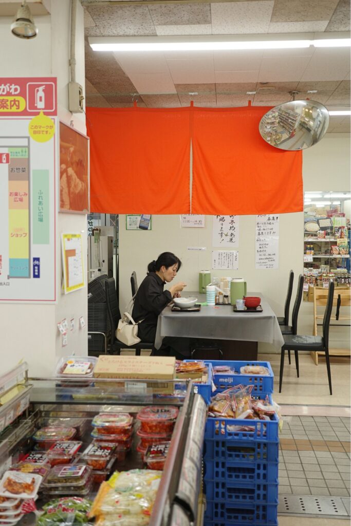 徳川公設市場の中にある「麺家りつ」。オレンジ色の暖簾の下で、静かにきしめんをすする東区の日常風景