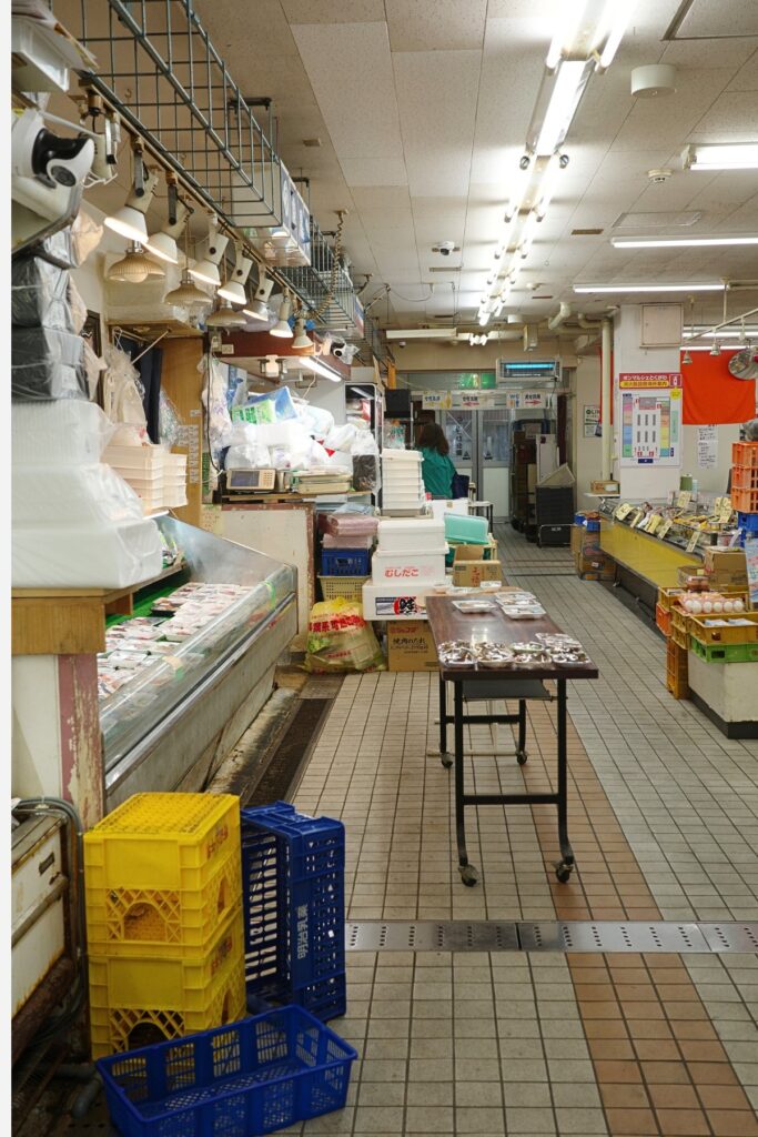 徳川公設市場の通路風景。魚屋や惣菜店が並び、昔ながらの市場の日常が残る名古屋・東区の公設市場