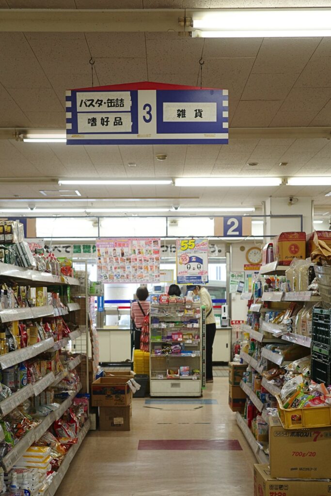 徳川公設市場内の雑貨売り場。昭和の雰囲気が残るローカルな市場空間