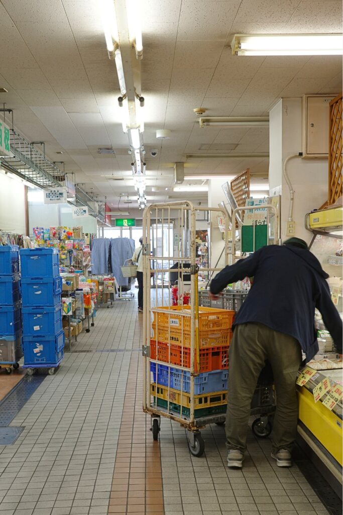 名古屋・東区に残る徳川公設市場の内部風景。行き交う台車や古いタイルに市場の日常が感じられる