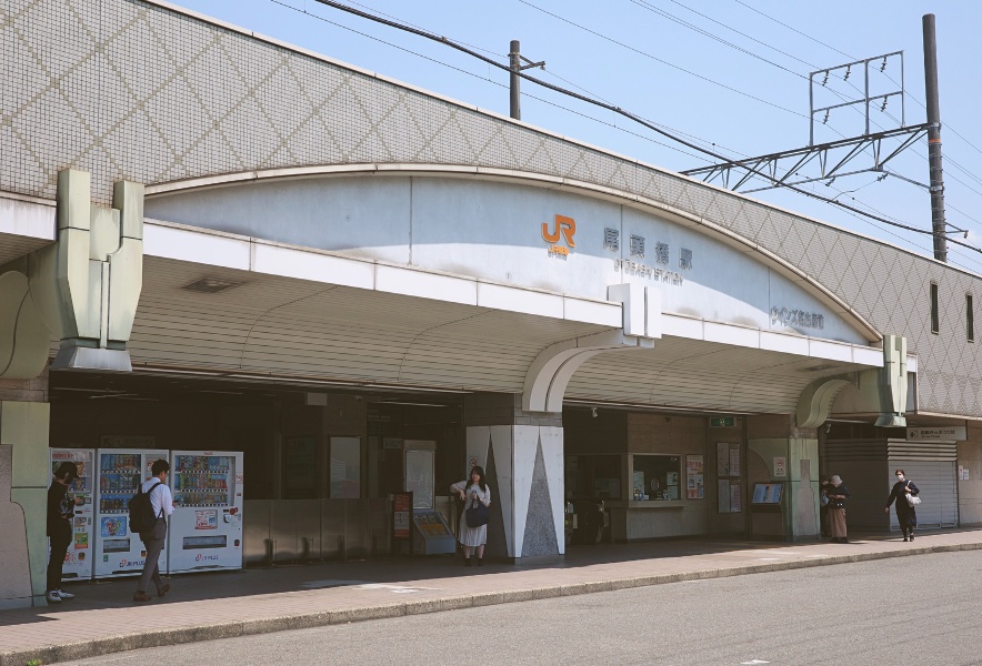 JR尾頭橋駅の外観と初夏の日差しが差し込む中川区のローカル駅風景